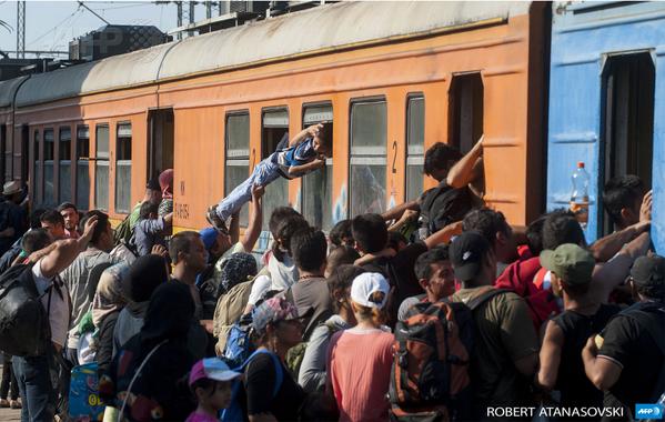 لحظه هجوم مهاجران به یک قطار صربستانی + تصاویر