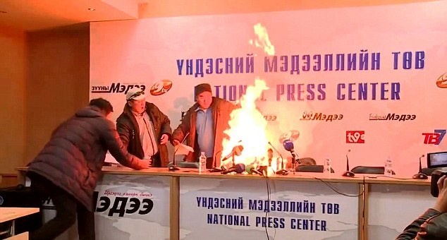 (تصاویر) مرد مغولستانی خود را مقابل دوربین‌ها آتش زد