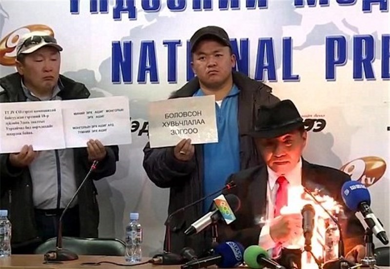 (تصاویر) مرد مغولستانی خود را مقابل دوربین‌ها آتش زد