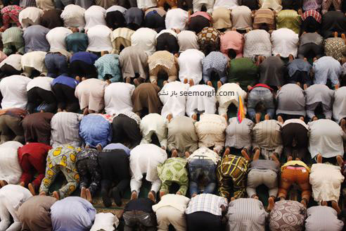 نماز جماعت مردم نیجریه در مسجد مرکزی در ماه رمضان