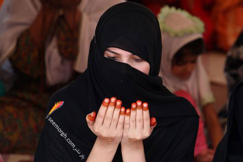 یک دختر پاکستانی در حال عبادت در مسجدشاهی در ماه رمضان