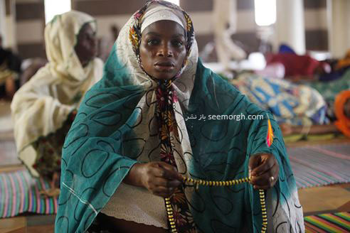 یک خانم نیجریه ای در حال عبادت در ماه رمضان