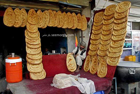 تزیین یک نانوایی توسط مرد افغان در ماه مبارک رمضان